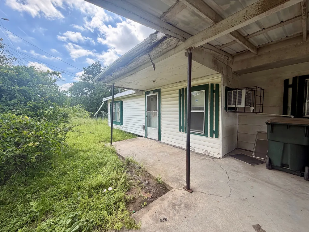 808 W Boundary Street Giddings, TX 78942
