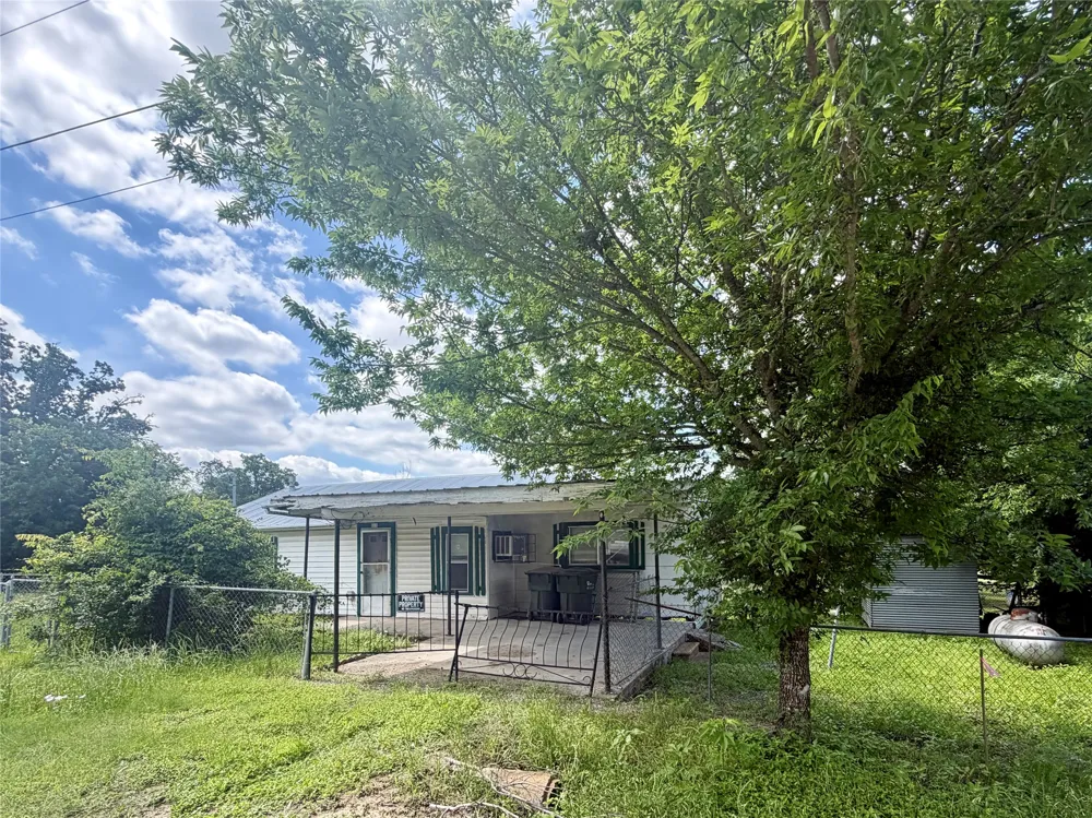 808 W Boundary Street Giddings, TX 78942