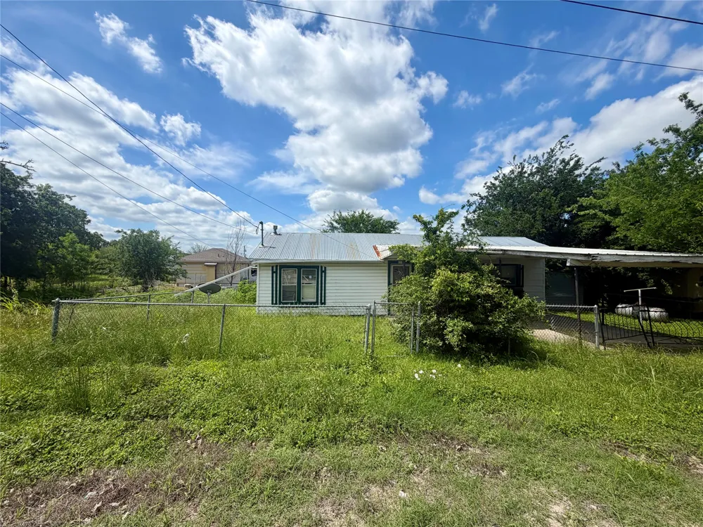 808 W Boundary Street Giddings, TX 78942