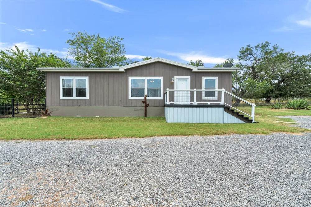1500 Wattsville Road Luling, TX 78648