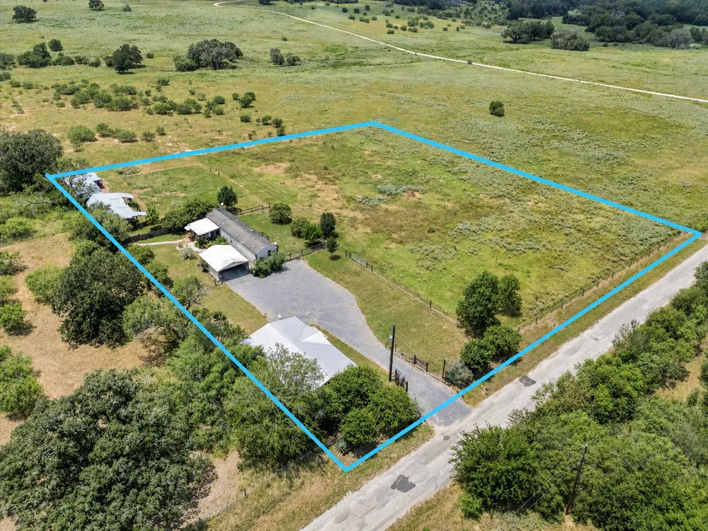 1500 Wattsville Road Luling, TX 78648