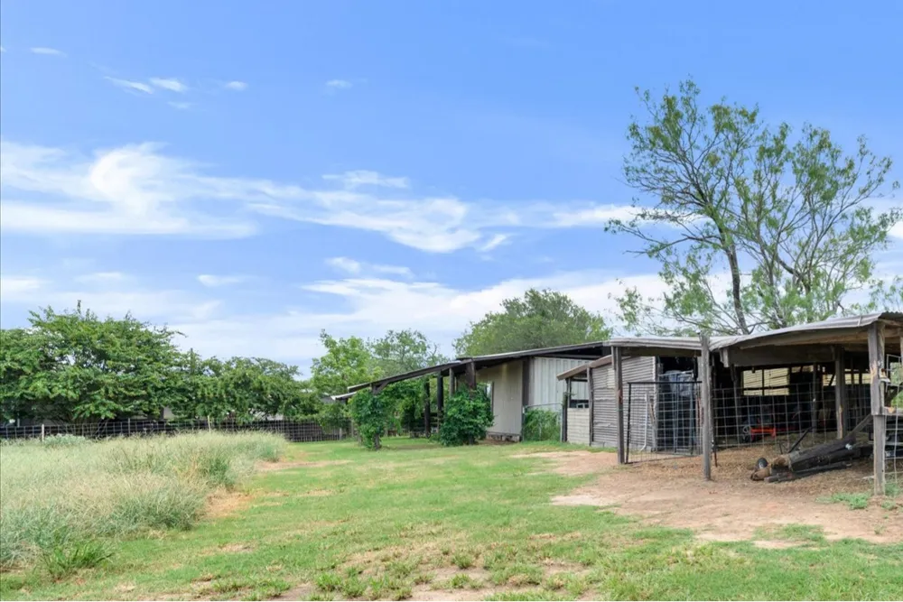 1500 Wattsville Road Luling, TX 78648