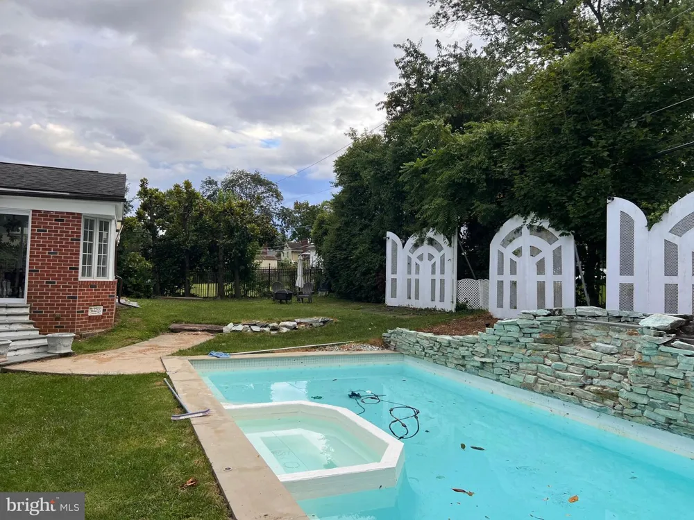 1868 PINE ROAD Huntingdon Valley, PA 19006