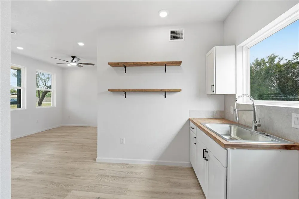 140 Lobo Lane Cedar Creek, TX 78612