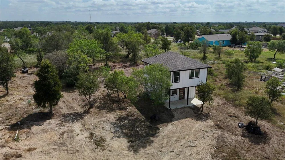 140 Lobo Lane Cedar Creek, TX 78612