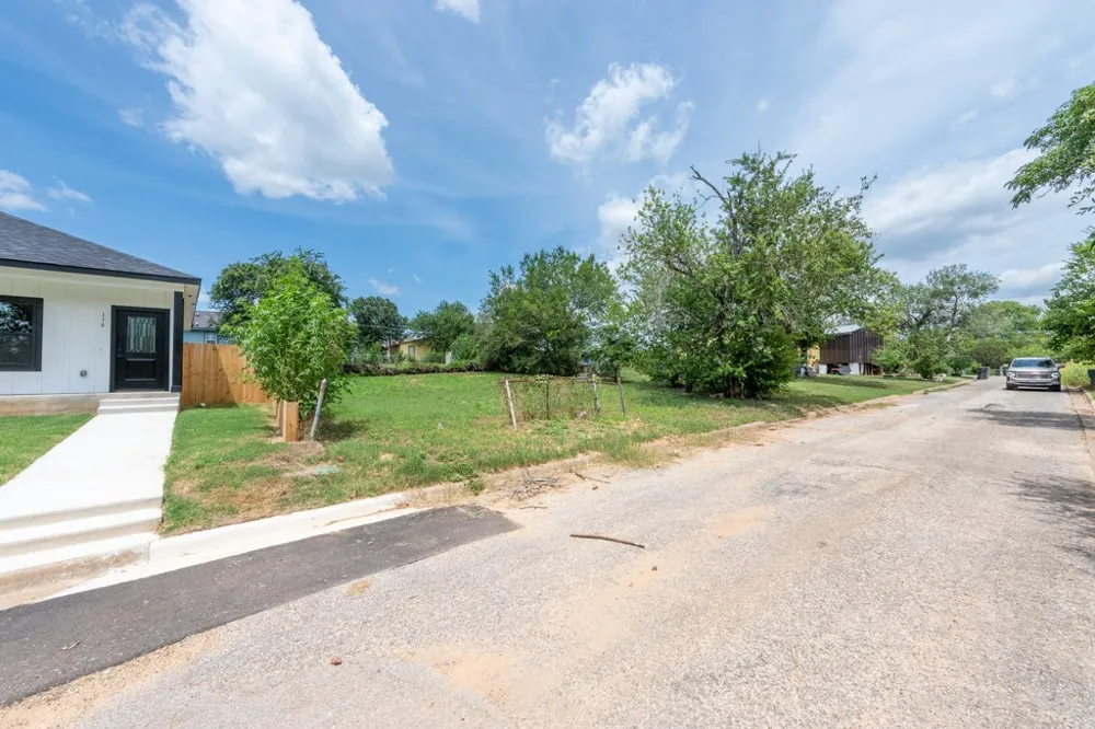 112 Field Street Luling, TX 78648