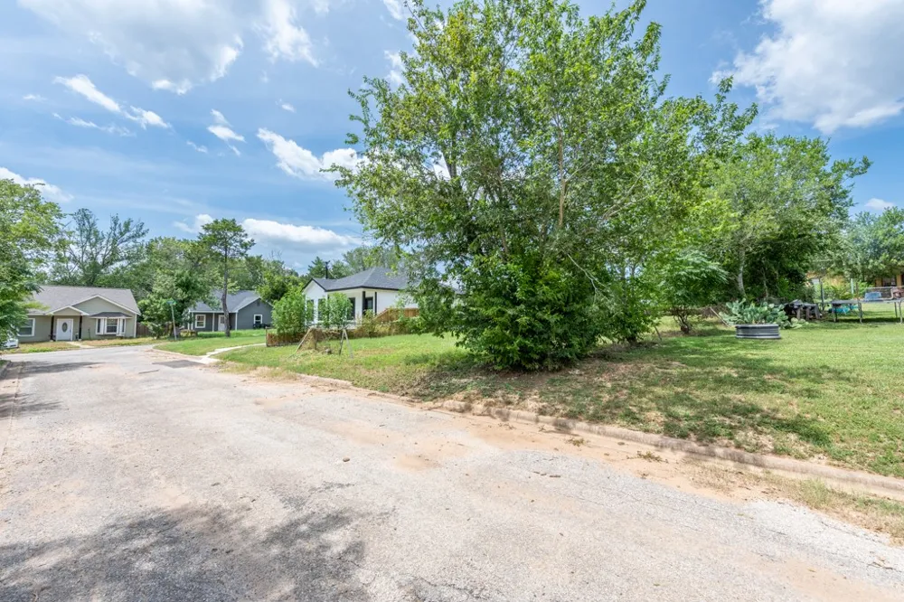 112 Field Street Luling, TX 78648
