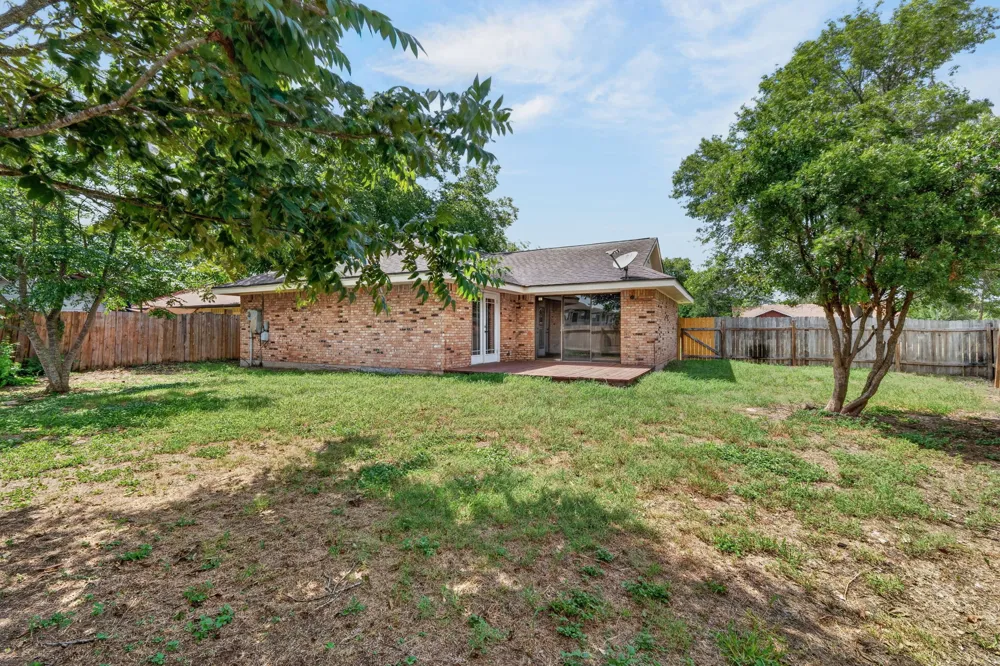833 Ross Circle Lockhart, TX 78644