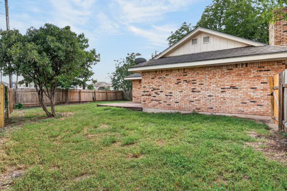 833 Ross Circle Lockhart, TX 78644