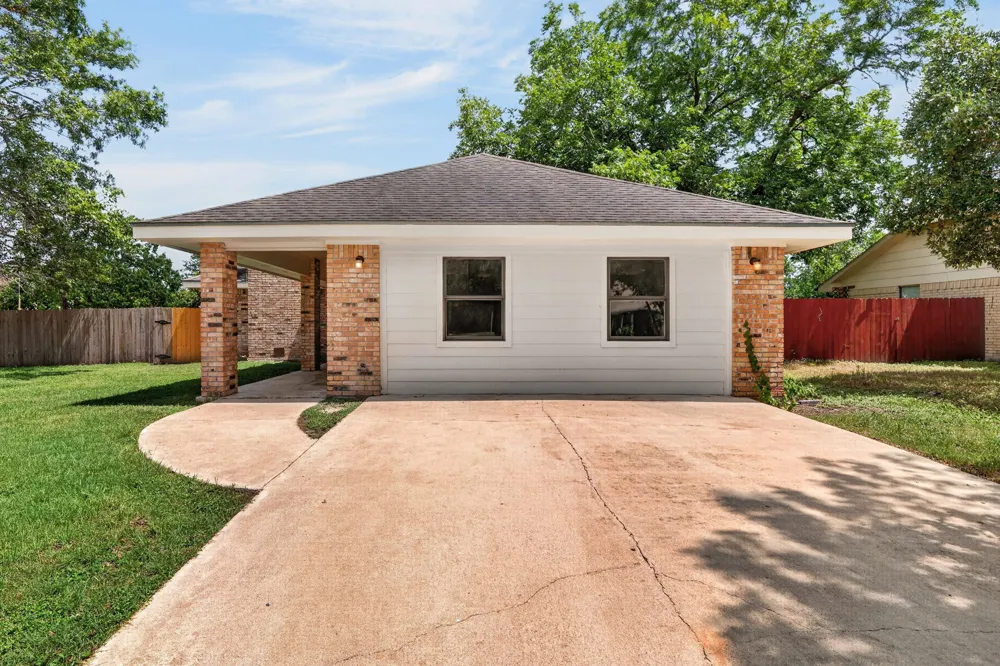 833 Ross Circle Lockhart, TX 78644