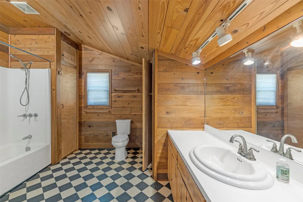 180 Ironstone Road Smithville, TX 78957