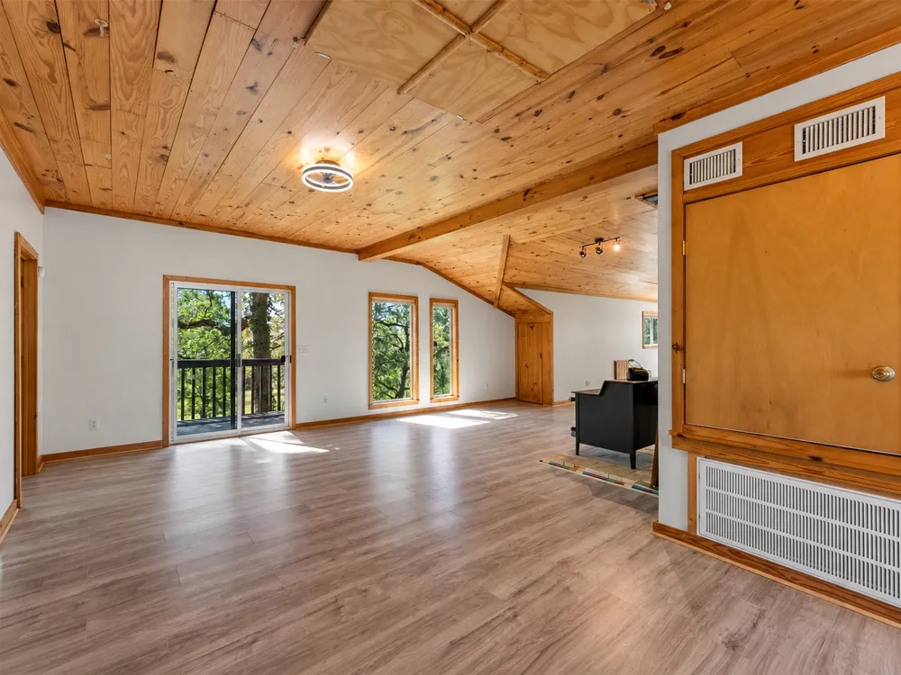 180 Ironstone Road Smithville, TX 78957
