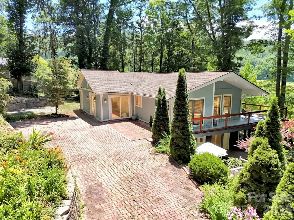 28 Wake Street Waynesville, NC 28716