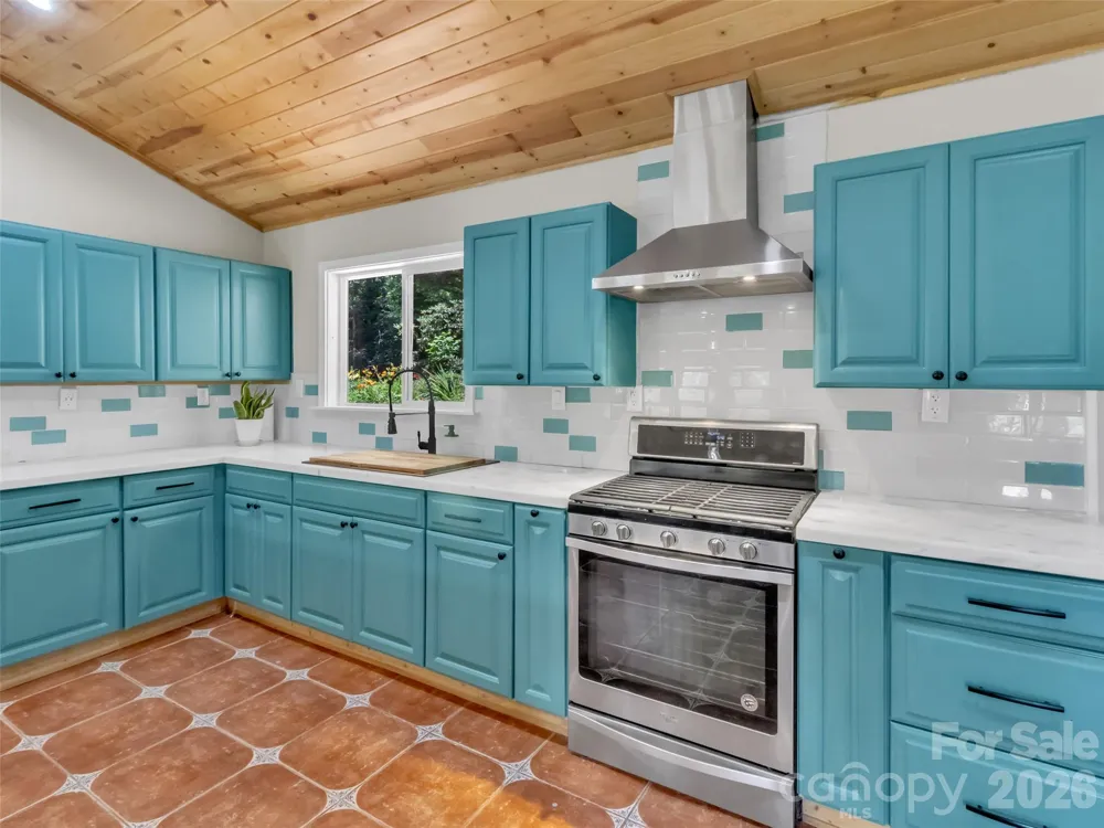 28 Wake Street Waynesville, NC 28716