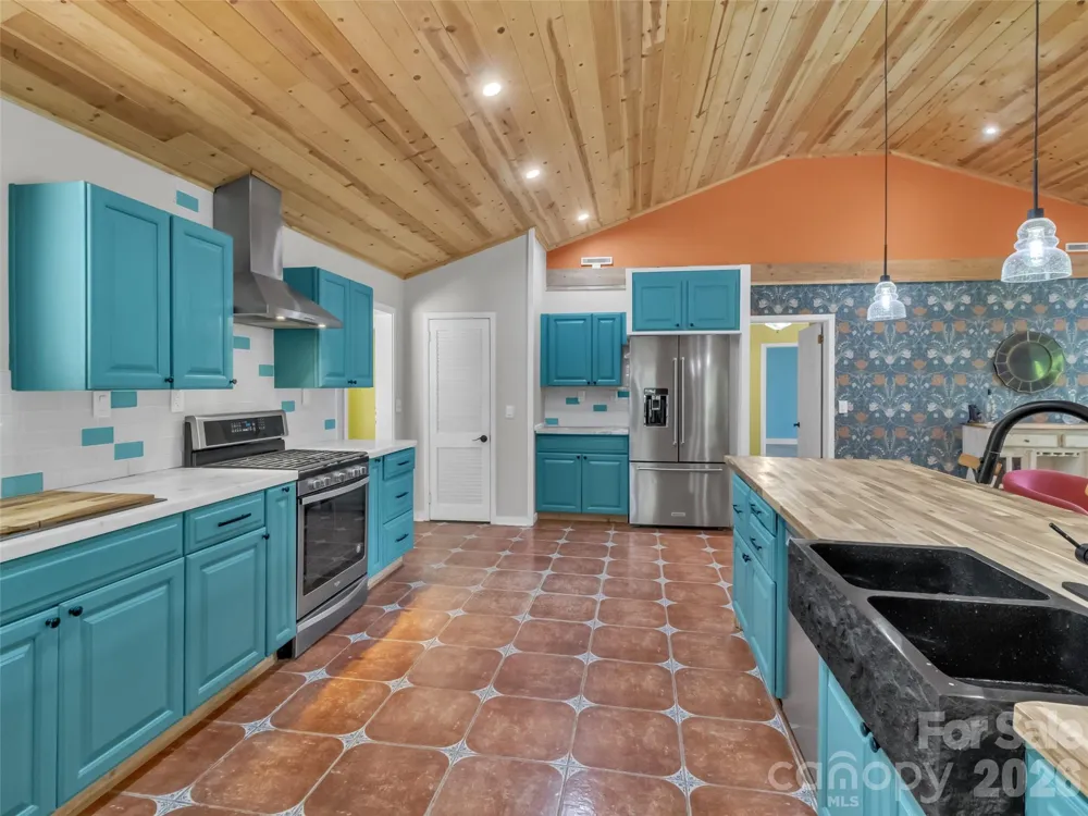 28 Wake Street Waynesville, NC 28716