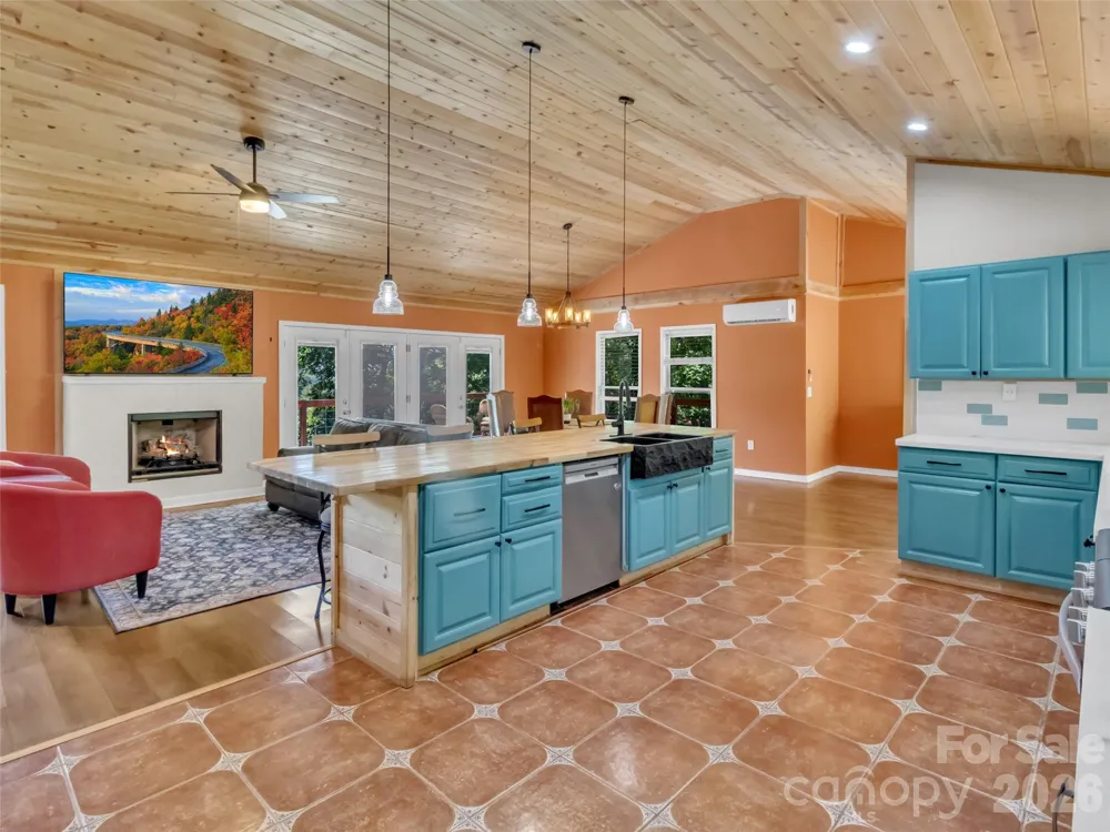 28 Wake Street Waynesville, NC 28716