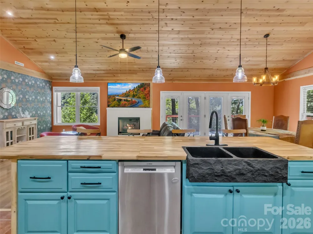 28 Wake Street Waynesville, NC 28716