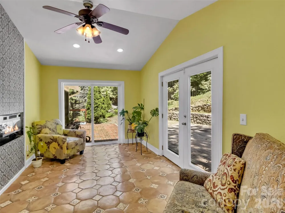 28 Wake Street Waynesville, NC 28716
