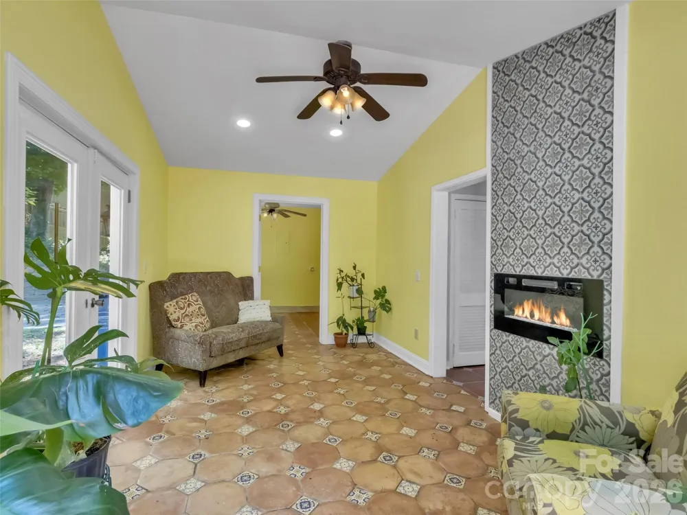28 Wake Street Waynesville, NC 28716