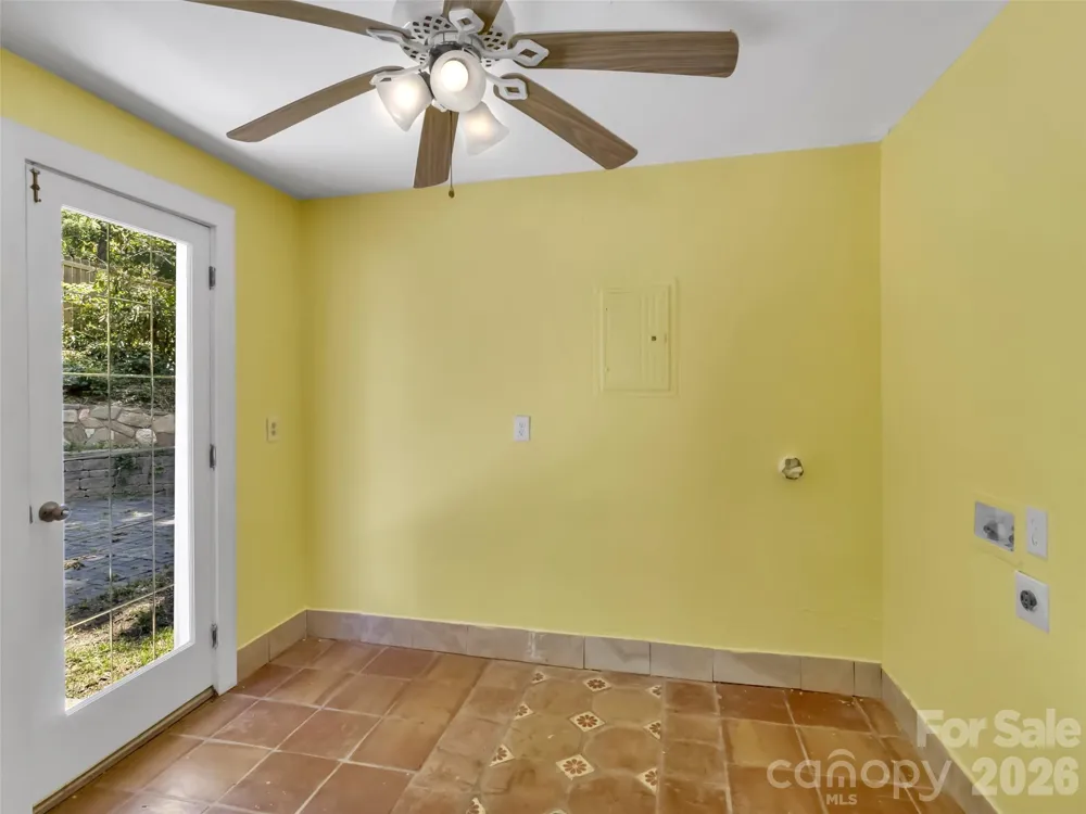 28 Wake Street Waynesville, NC 28716