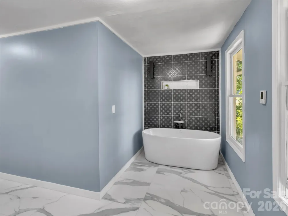 28 Wake Street Waynesville, NC 28716