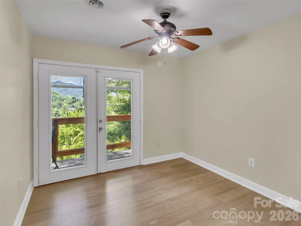 28 Wake Street Waynesville, NC 28716