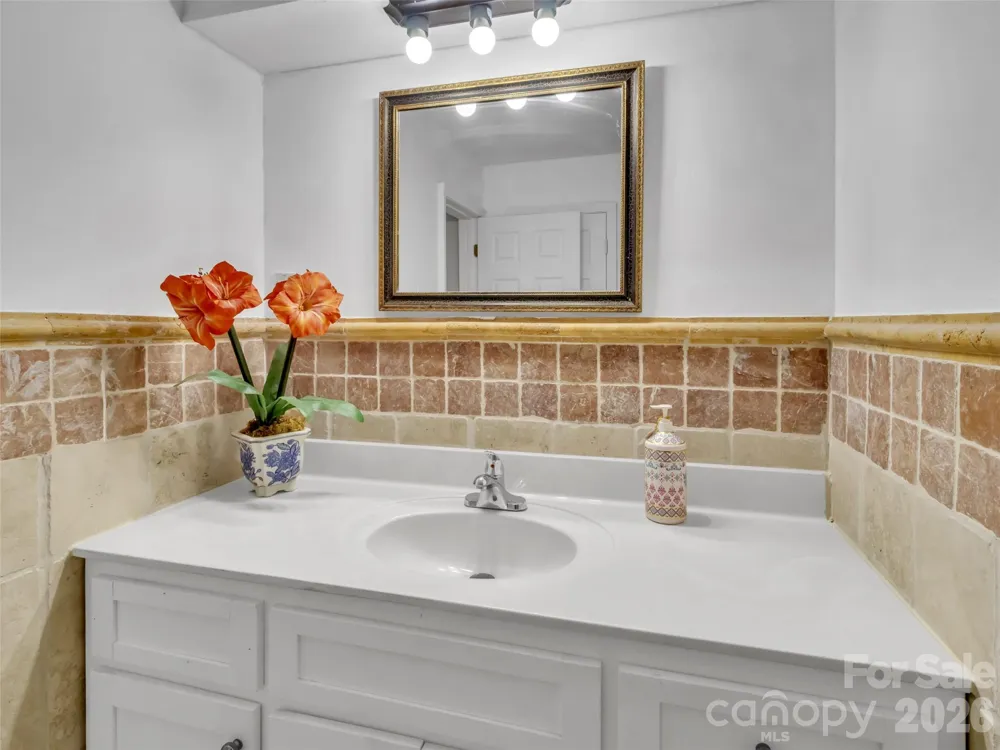 28 Wake Street Waynesville, NC 28716