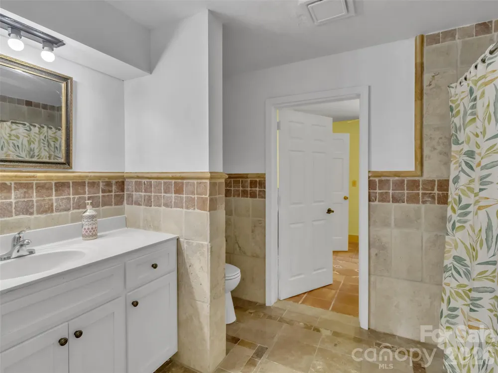 28 Wake Street Waynesville, NC 28716