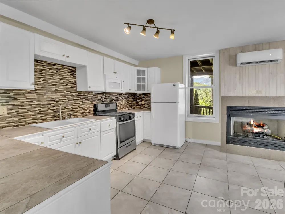 28 Wake Street Waynesville, NC 28716