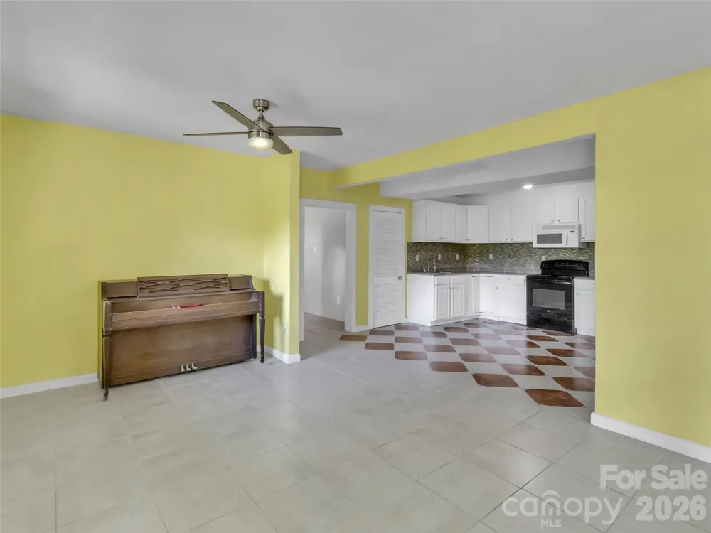 28 Wake Street Waynesville, NC 28716