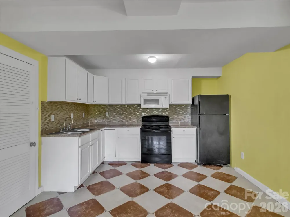 28 Wake Street Waynesville, NC 28716
