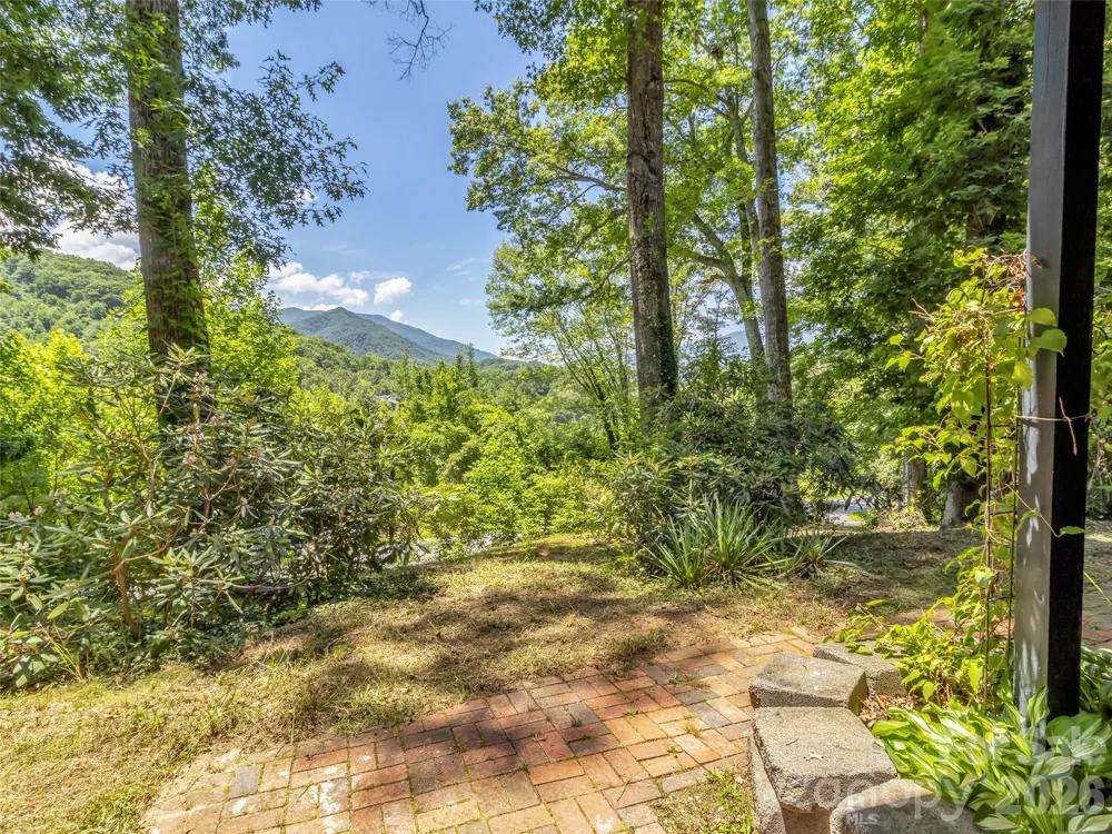 28 Wake Street Waynesville, NC 28716