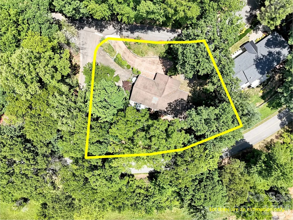 28 Wake Street Waynesville, NC 28716