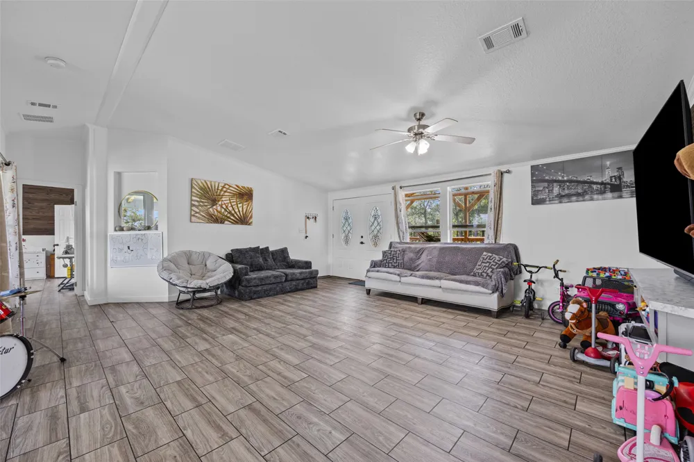 685 Thousand Oaks Drive Cedar Creek, TX 78612