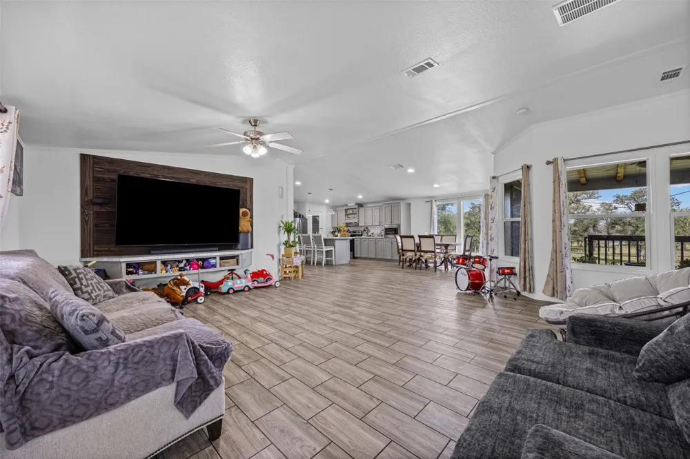 685 Thousand Oaks Drive Cedar Creek, TX 78612