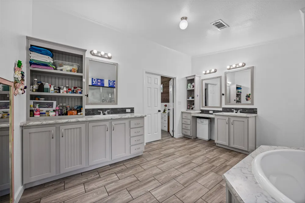 685 Thousand Oaks Drive Cedar Creek, TX 78612