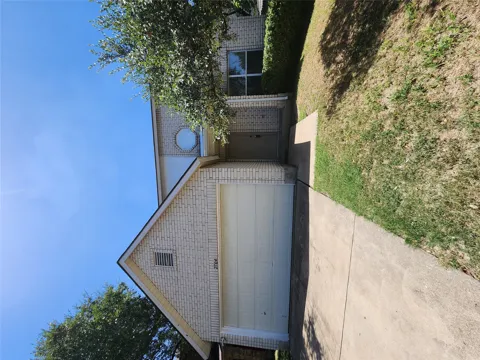 2704 Vinson Court