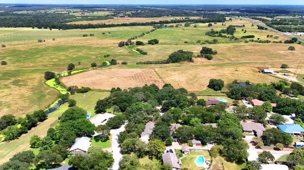 295 OAK CREEK CIRCLE Luling, TX 78648