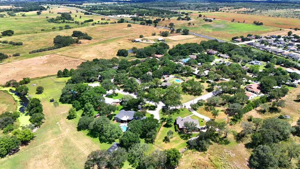 295 OAK CREEK CIRCLE Luling, TX 78648