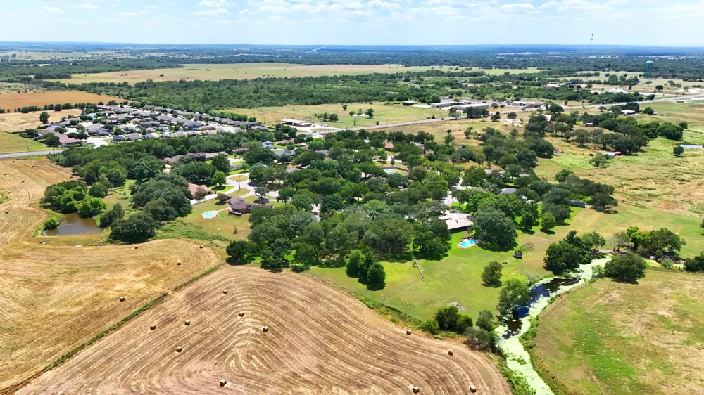 295 OAK CREEK CIRCLE Luling, TX 78648