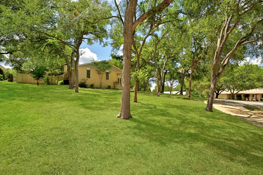 295 OAK CREEK CIRCLE Luling, TX 78648