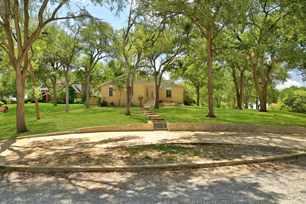 295 OAK CREEK CIRCLE Luling, TX 78648