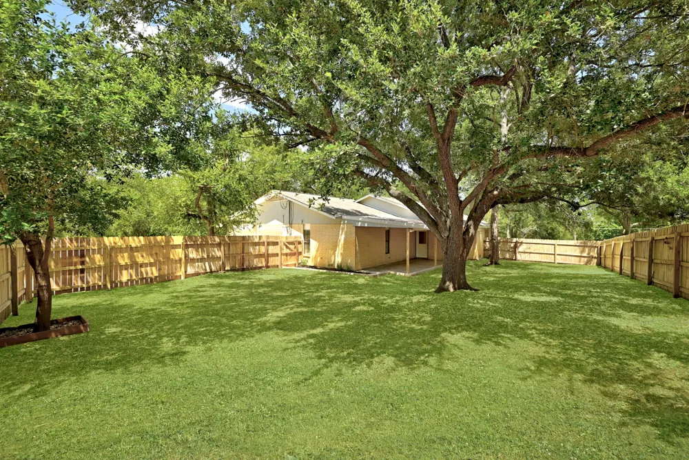 295 OAK CREEK CIRCLE Luling, TX 78648