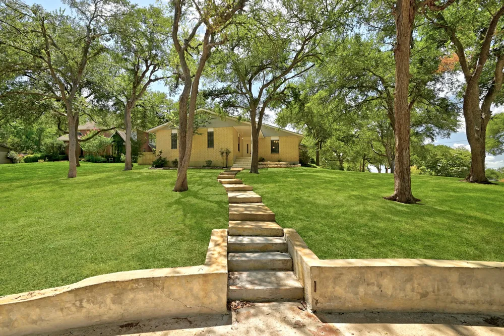 295 OAK CREEK CIRCLE Luling, TX 78648