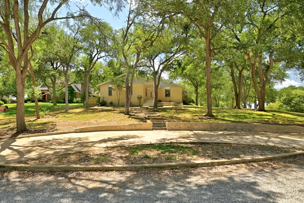 295 OAK CREEK CIRCLE Luling, TX 78648