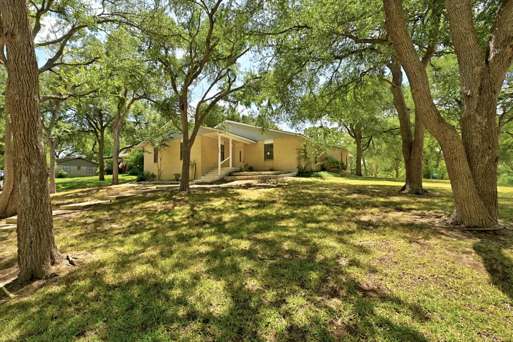 295 OAK CREEK CIRCLE Luling, TX 78648