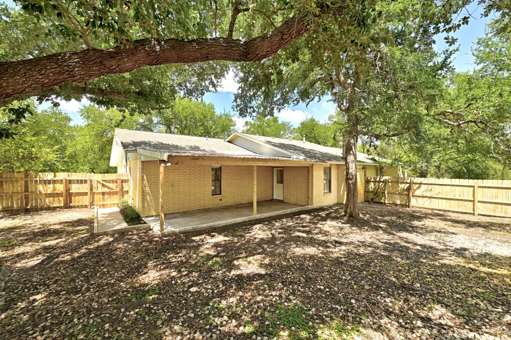 295 OAK CREEK CIRCLE Luling, TX 78648