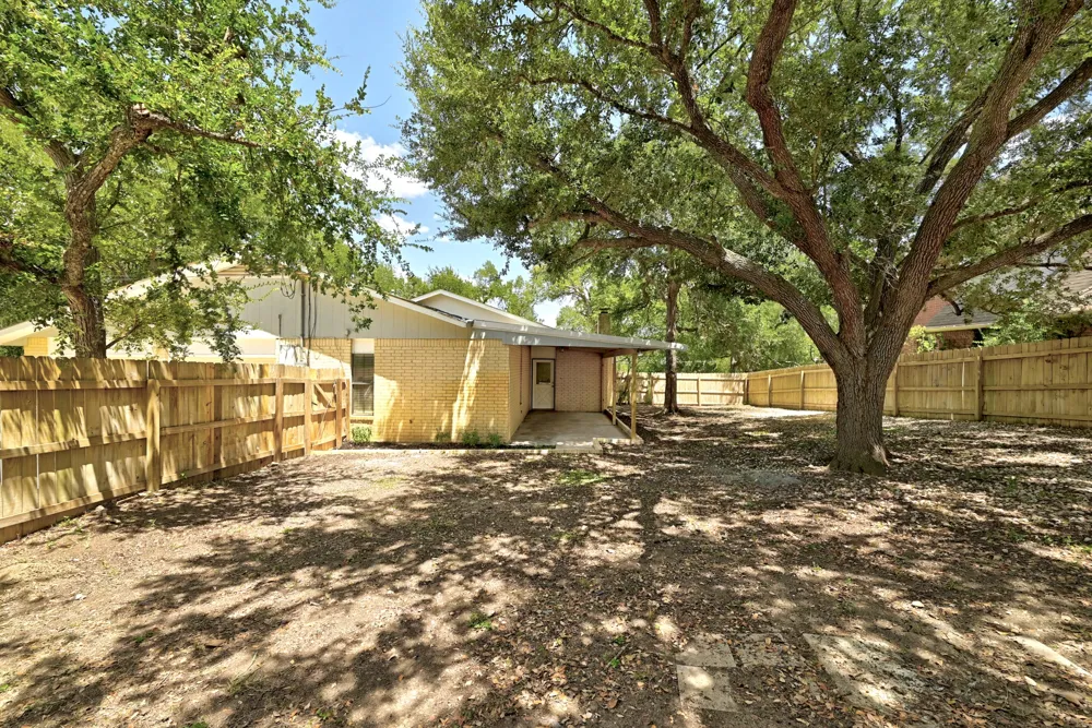 295 OAK CREEK CIRCLE Luling, TX 78648