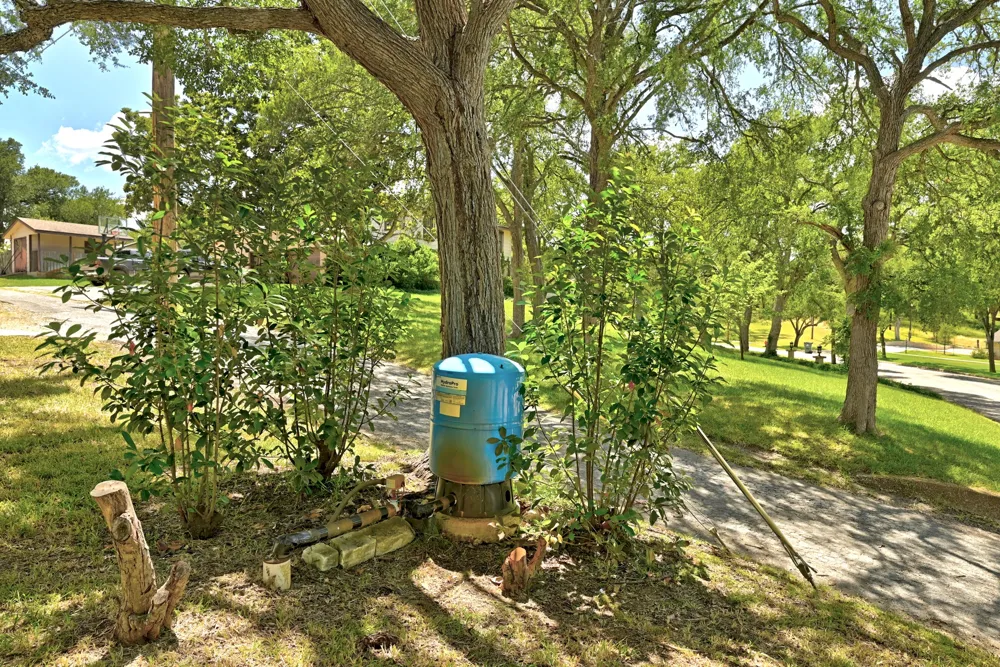 295 OAK CREEK CIRCLE Luling, TX 78648