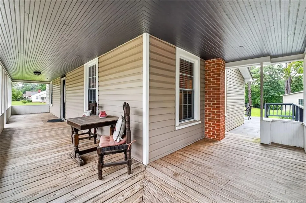 423 E Edinborough Avenue Raeford, NC 28376